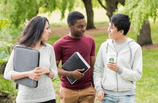 海外協定大学のキャンパスを歩く留学生